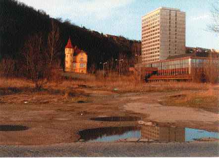 Architektonick kontrasty: vysokokolsk koleje pod ernm vrchem - Jablokou (1999).